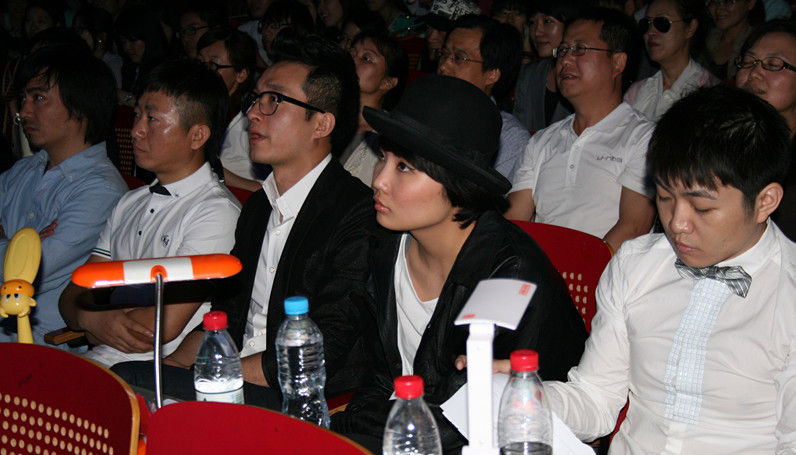 王胜男丁炜现身北外校园 推广音乐传递正能量