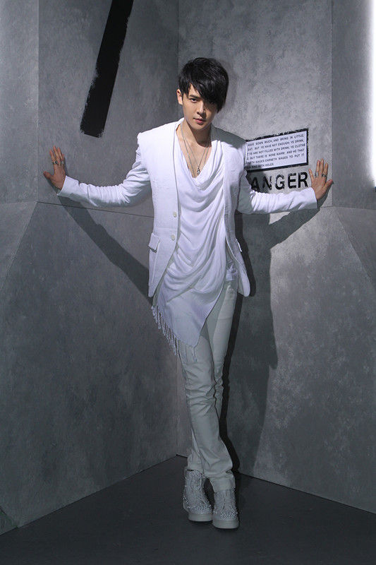 付辛博全新造型曝光 mv预告24小时点击量破百万