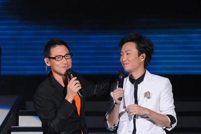 张学友被郑中基爆酒驾:呕吐物喷挡风玻璃