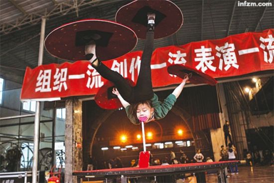 明星集体出走文工团 凤凰传奇:耽误挣钱