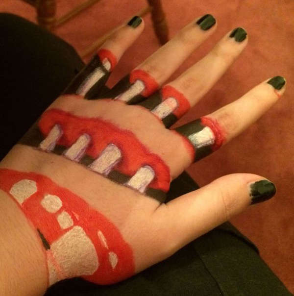 彩笔和记号笔就绘制出断裂手骨的形象,就像直接来自电影中的恐怖截图