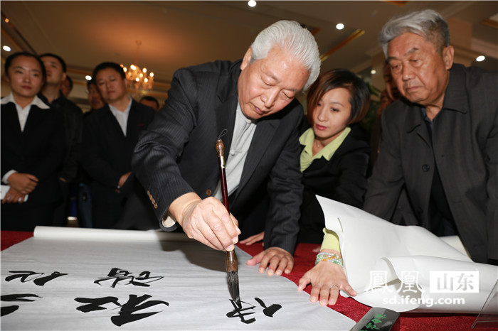 雷霞,聊城市副市长,市老龄委主任白志坚,原司法部部长,党组书记高昌礼