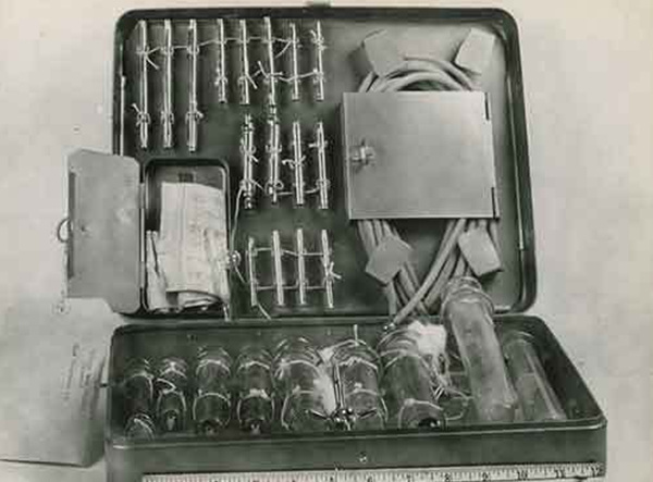 二战机密旧照:美军在女性大腿上实验神秘药物(组图)