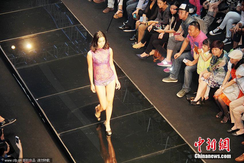 郑州一商场举行内衣秀近千人围观男士居多