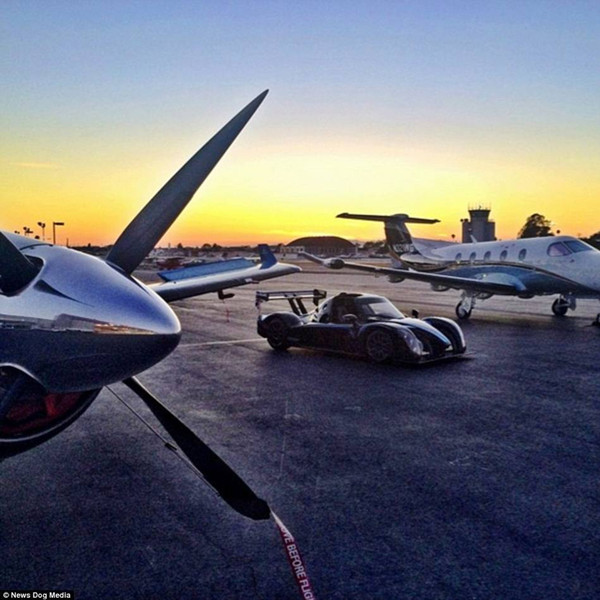 组图:美国亿万富翁网晒奢靡生活走红