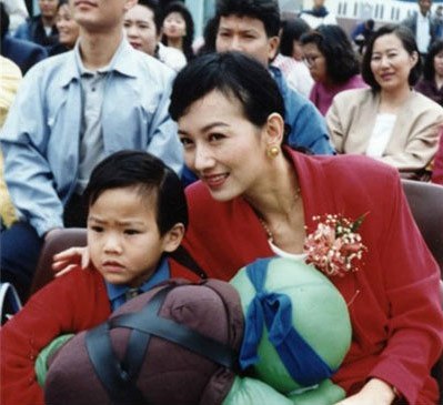 赵雅芝小儿子黄恺杰(图片来源:南唐遗少博客)   (点击图片进入下一