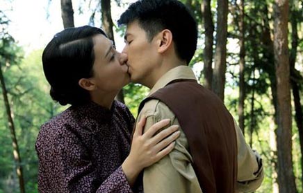 谍战剧《最后一枪》福建开播 戴娇倩强吻保剑锋