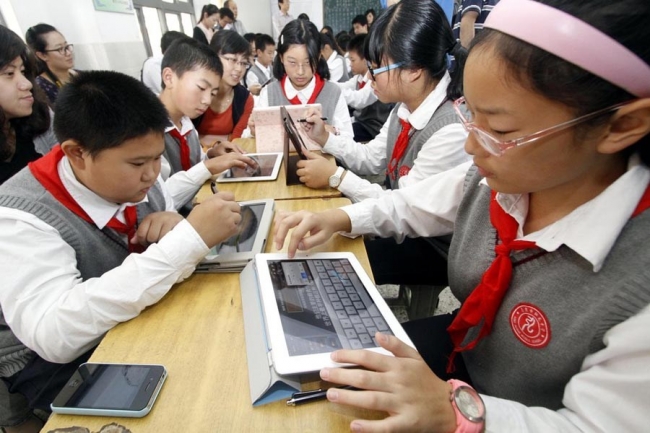 南京中学生人手一台平板电脑上课