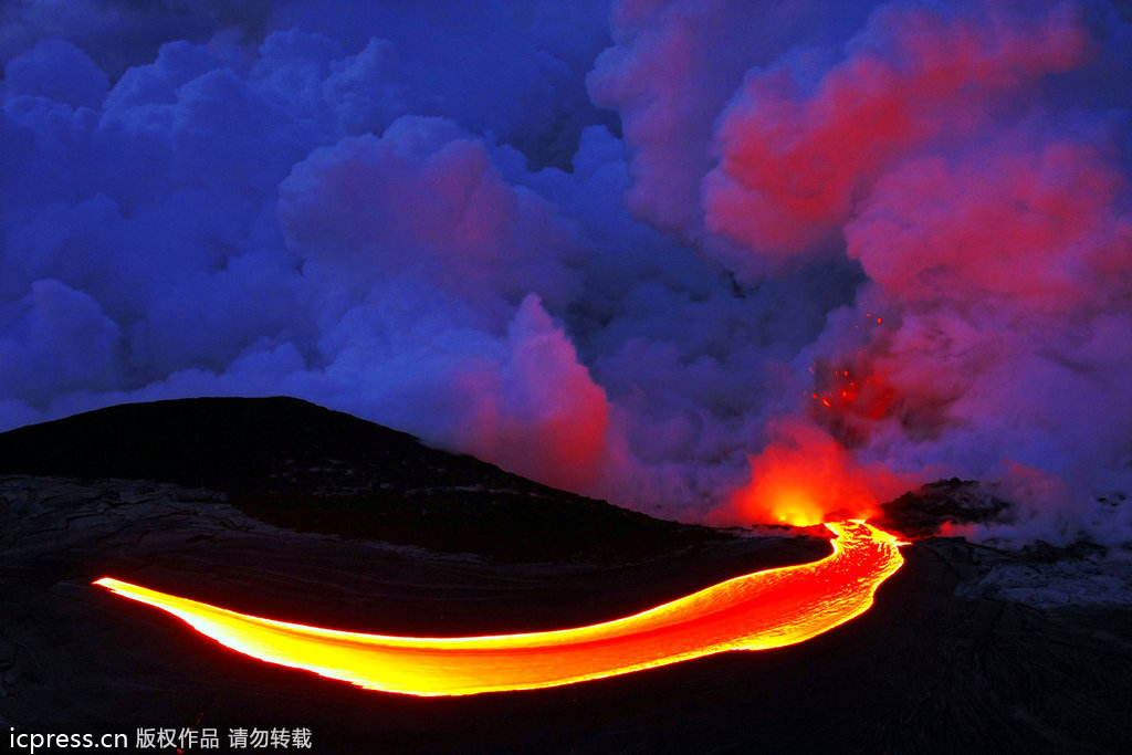 火与水的交融 近距离拍摄岩浆入海