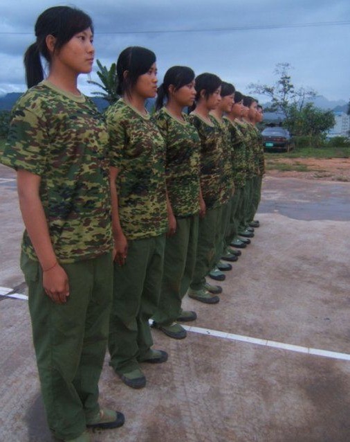难得一见的果敢军女兵操训照片