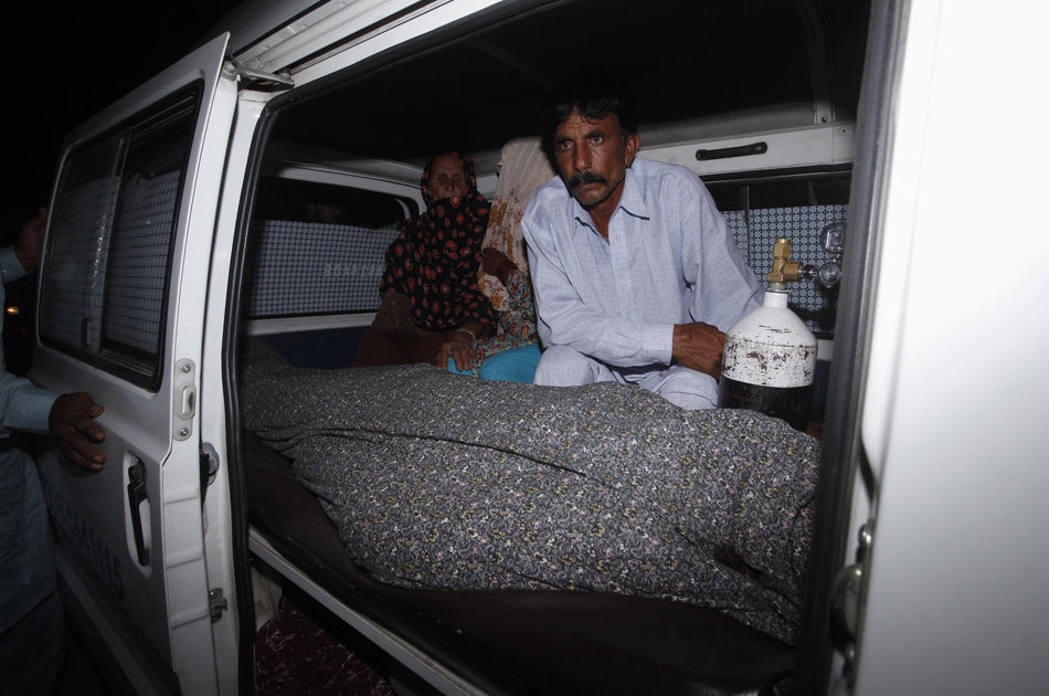 巴基斯坦一女子被自家20多人扔石砸死 女子的丈夫mohammad iqbal,守着