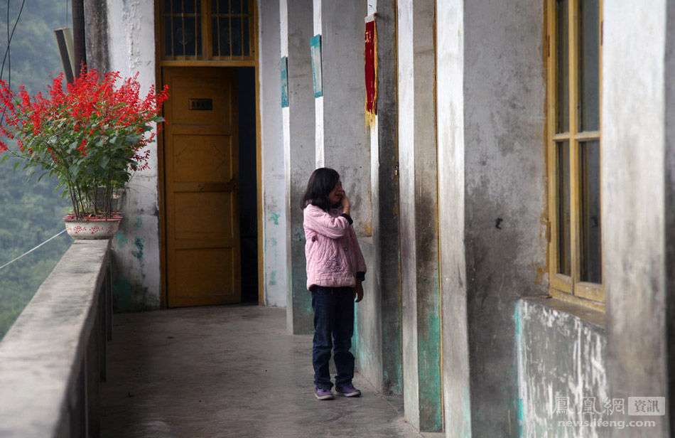 山西芮城,一名写作业的女生和被罚站的同学们.刘宝成/摄