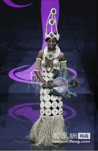 环球小姐展示民族服装美国小姐变身擎天柱