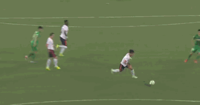 队的范云龙在拼抢中有一个动作较大的亮鞋底铲球动作将宋博轩铲翻在地