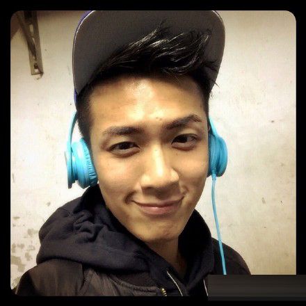 柯震东晒照庆祝情人节快乐笑容灿烂心情赞