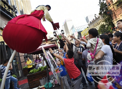 汉街开启堵人模式 女子"从天而降"发广告传单(图)