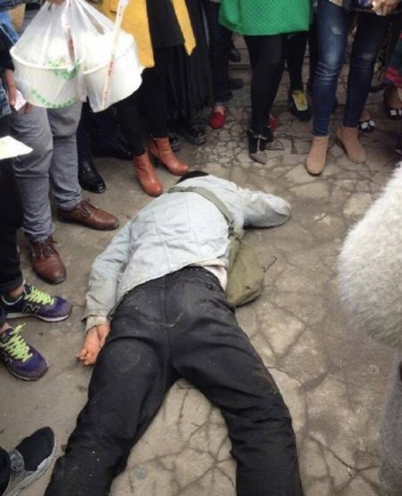 网曝四川城管手持木棒围殴小贩