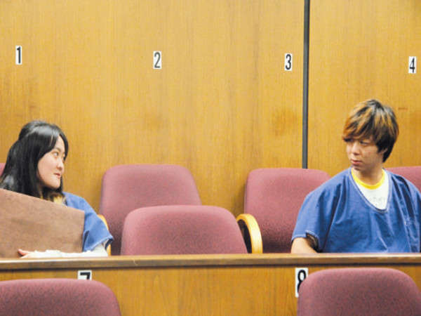 图为张鑫磊(右)和翟芸瑶(左)