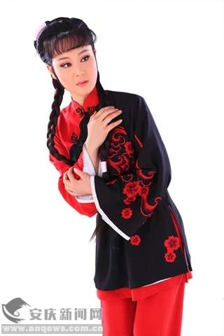 王琴:安庆市黄梅戏艺术剧院,国家一级演员,2013年凭借《半个月亮》一