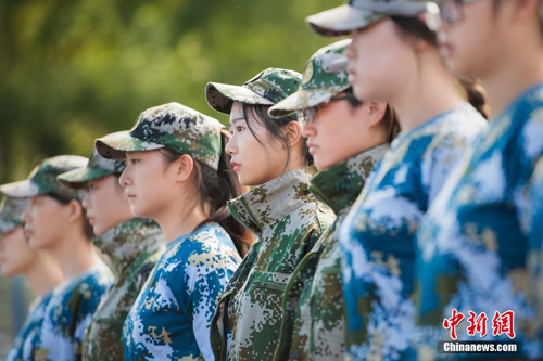 大學新生軍訓萌妹子身著迷彩服引人注目