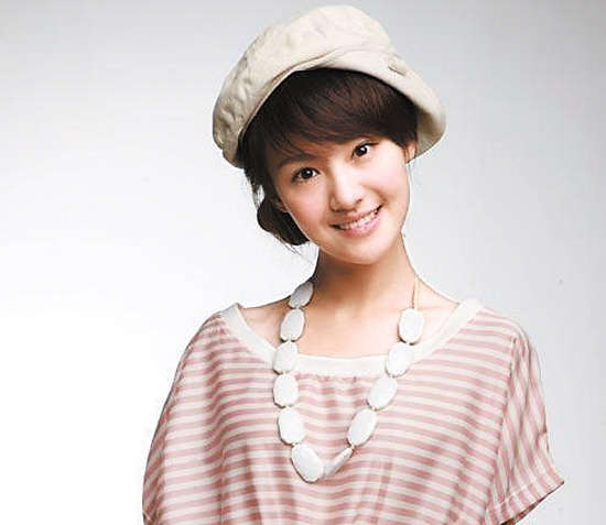 对此,经纪人胡珊否认郑爽整容,称只是"尝试