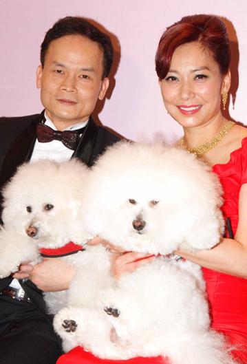 5亿富婆邝美云与地产商男友共庆50岁生日(图)