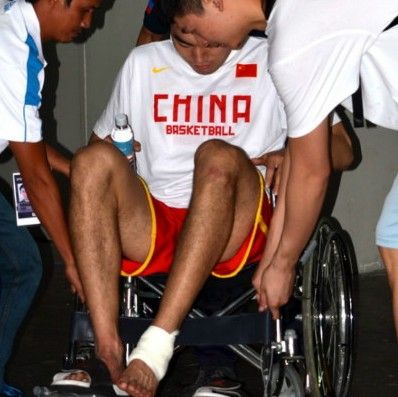 李晓旭脚踝受伤坐轮椅离场 八强淘汰战出战成疑(图)