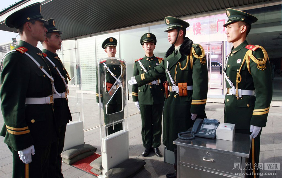 北京武警警卫部队备战2012两会安保 配发左轮手枪(组图)