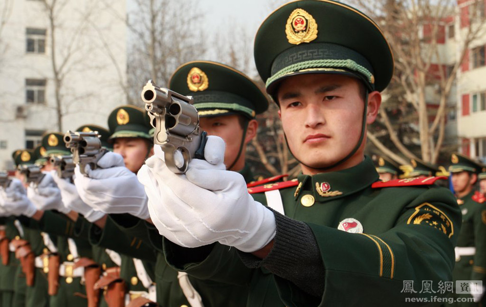 北京武警警卫部队备战2012两会安保 配发左轮手枪(组图)