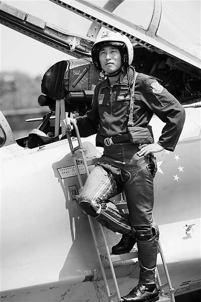 广州军区空军歼-11战机剑指千里之外的远海深处