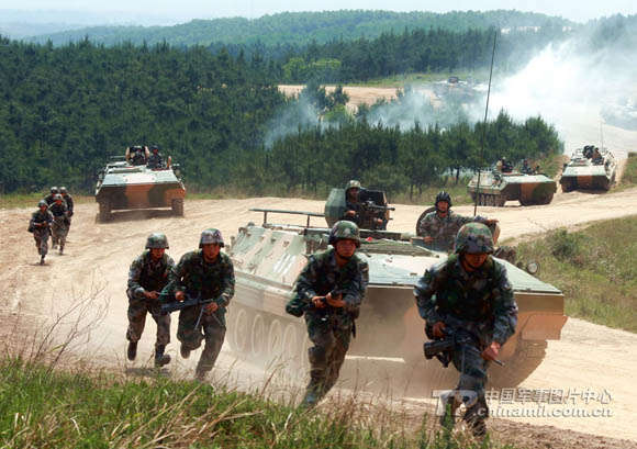 资料图:装甲步兵下车展开冲击.本网记者 张雷摄