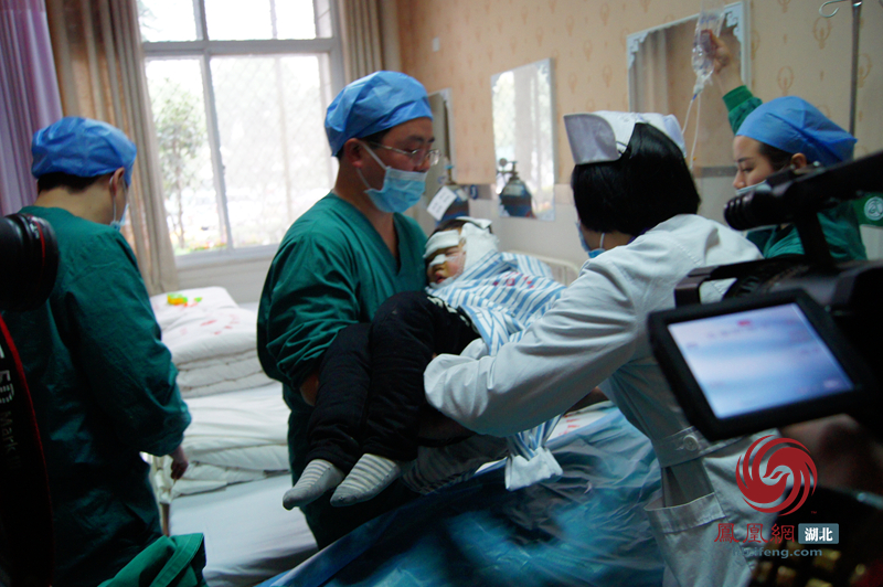 襄阳遭婶婶割双耳儿童一期手术在武汉顺利完成图