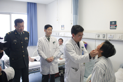 专家,医院骨科主任蔡贤华教授冒着雨雪辗转8小时来到房县伍昌云家里