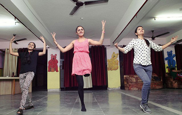 印度达人秀》而走红的独腿残疾舞娘subhreet接受了健身教练yash的求婚