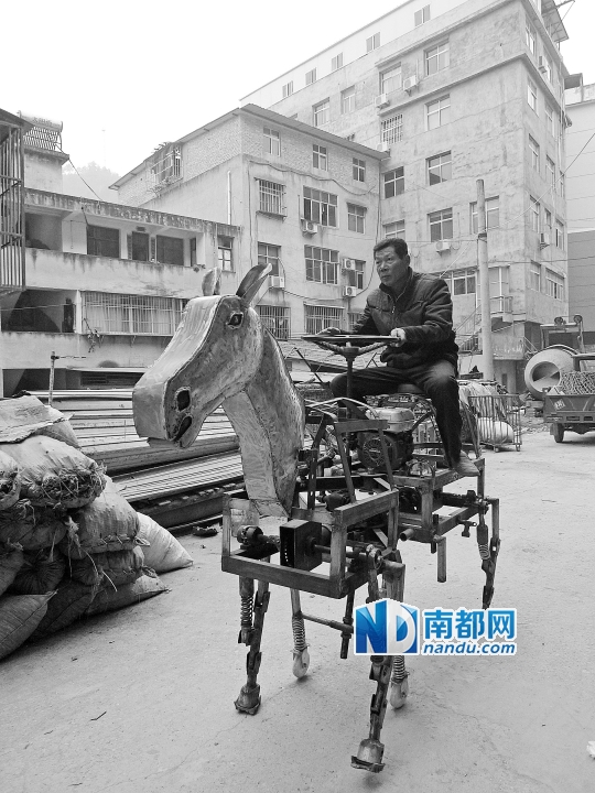 湖北一农民自制"木牛流马" 被称"农村的达芬奇"