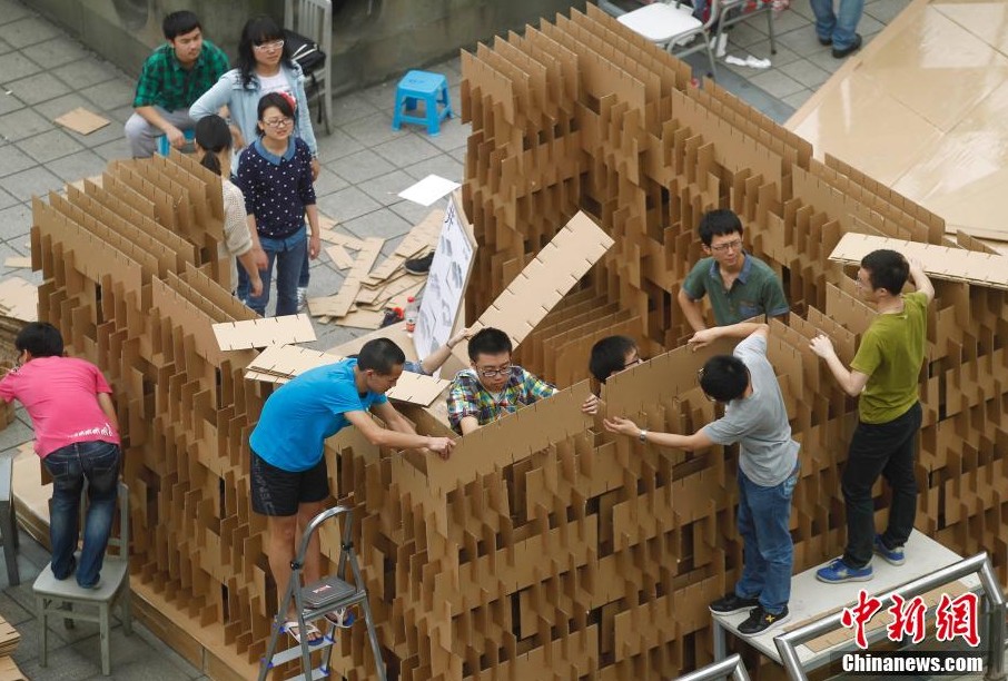 重庆学生纸板搭建造型千奇百怪房屋