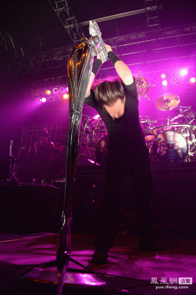 科恩乐队激情开唱 主唱卖力嘶吼狂甩脏辫-手机凤凰网
