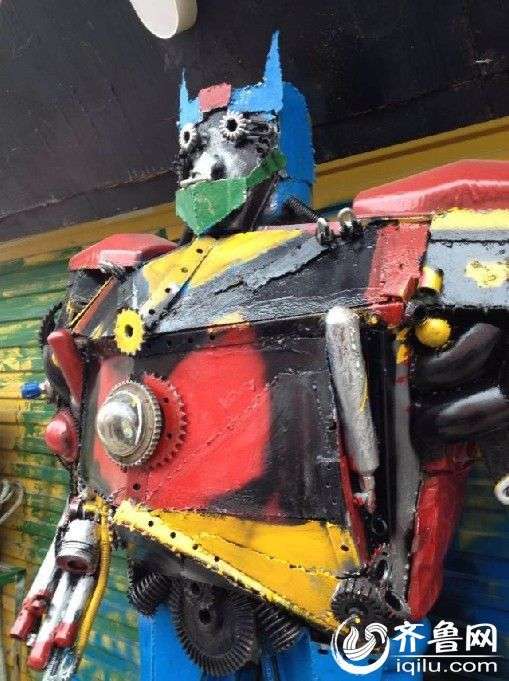 山东滕州市民废铁打造3米高变形金刚 似擎天柱