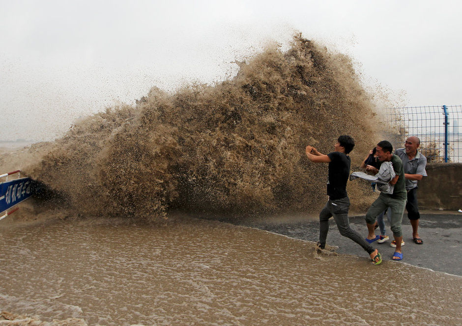 【转载】钱江潮掀起的巨浪吓得观潮人落荒而逃