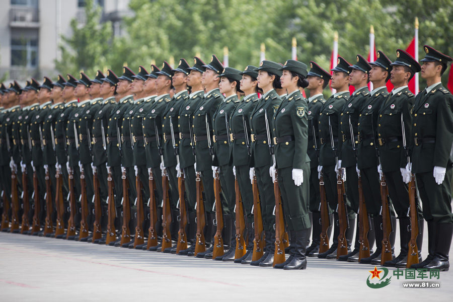 【转载】首批仪仗队女兵训练照