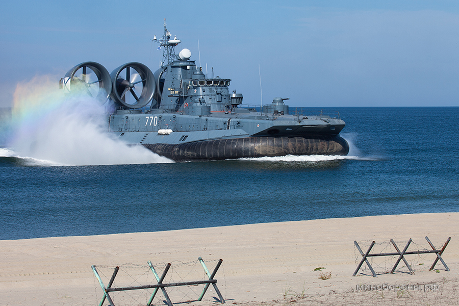 俄军野牛气垫船在波罗的海练登陆 (组图)