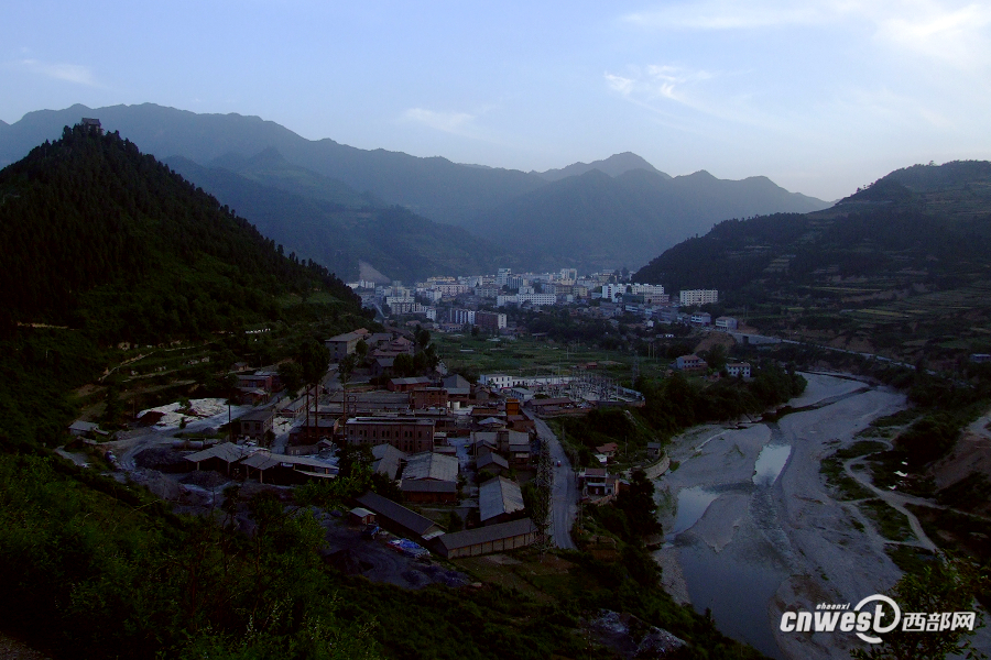 14/39 这些新老照片中,有凤县县城今夕对比,有景区风光,都从不同角度