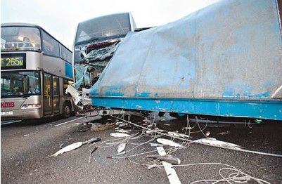 香港屯门公路近油柑头4车相撞车祸现场.来源:香港《文汇报》