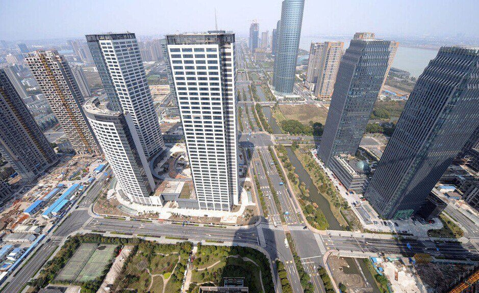 登上西兴大桥边的电信大厦,举目北望,幢幢高楼已从钱江新城拔地而起