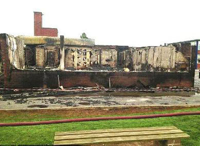 9月1日在英国利兰市,5名11岁至15岁的少年潜入教学大楼,纵火烧掉了