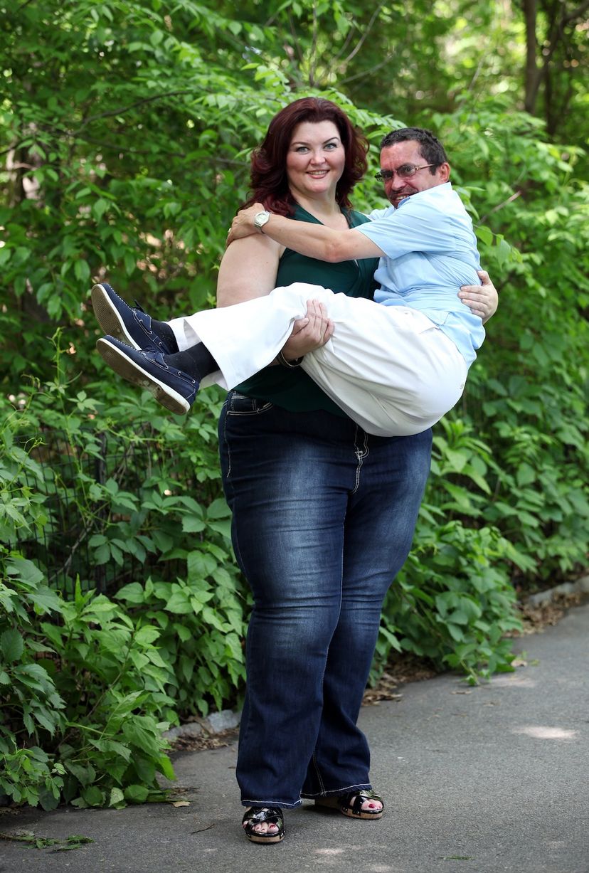 英巨型女模特靠表演压扁男性为生