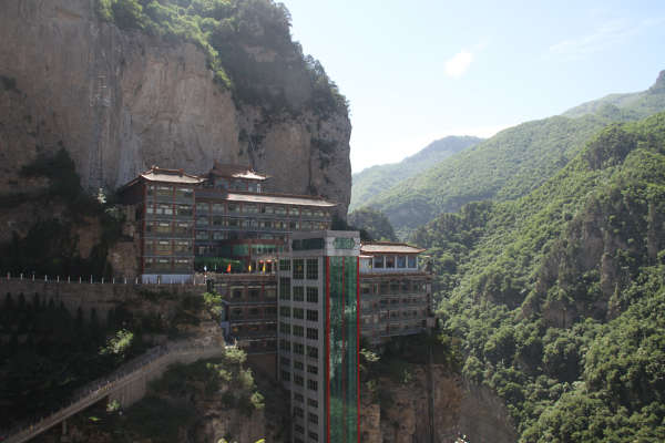 该酒店位于云峰寺旁,依抱腹岩绝壁而立,夏天的绵山,登上10