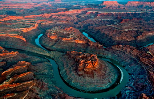 4. 科罗拉多河(colorado river)这里是众多游客的理想旅游地.