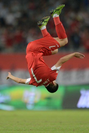 武磊进球后空翻庆祝