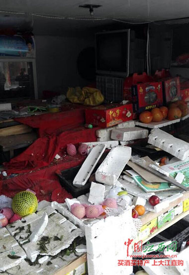 南昌:烂香蕉引发口水大战 男子隔天狂砸水果摊